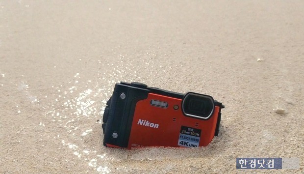 [블랙리뷰어] 물놀이에 딱 좋은 카메라, 니콘 쿨픽스 W300s