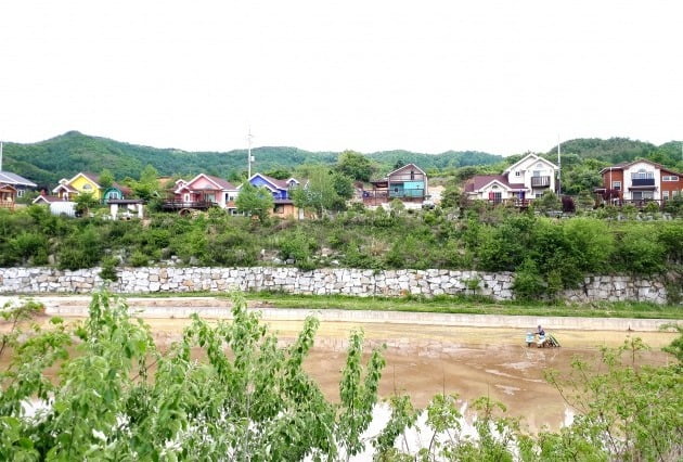 전원마을 전경. 가운데 맨 위에 있는 집이 임중식, 한선희 씨 가족이 지난해 지은 주말주택이다. 김경래 대표 제공