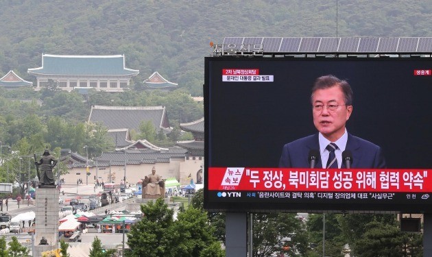  문재인 대통령이 27일 오전 청와대 춘추관 대브리핑실에서 전날 김정은 북한 국무위원장과 가진 제2차 남북정상회담 결과를 발표한 뒤 취재진의 질문에 답하고 있다. 사진=연합뉴스