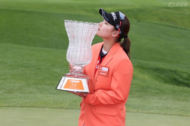 [포토] 트로피에 입 맞추는 이다연