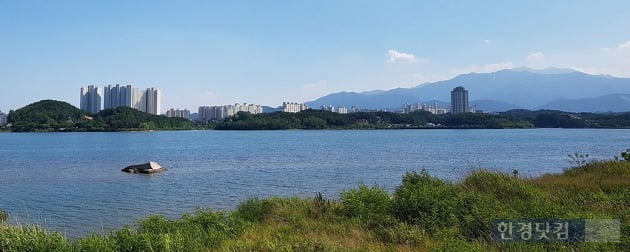 강원 속초 영랑호변에 들어선 아파트 단지와 리조트. 뒤편으로 설악산 대청봉이 보인다. 전형진 기자