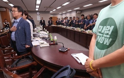 '헛바퀴' 도는 최저임금 범위 개편, 정부 총대 멘다