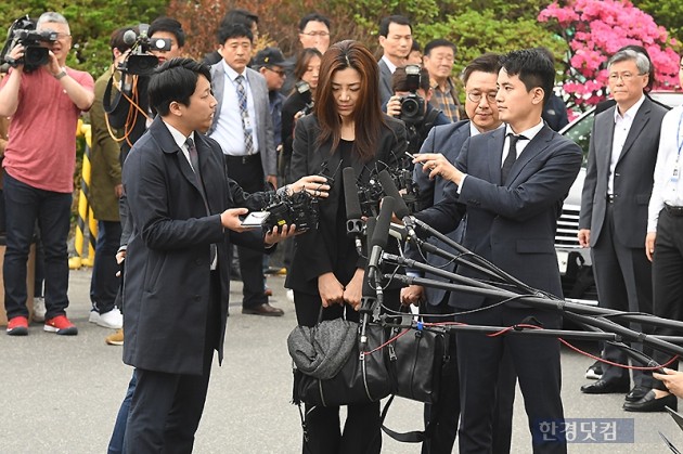 [포토] 조현민 전 대한항공 전무, '고개 숙인 채 경찰 출석'