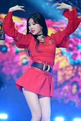  아이들 수진, '잘록한 개미허리 뽐내며~'