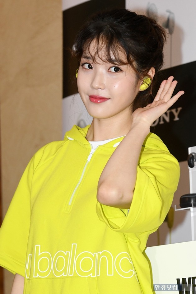 [포토] 아이유, '귀를 기울이면~'