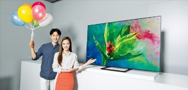 삼성전자가 지난달 17일 서울 서초동 서초사옥에서 공개한 2018년형 QLED TV.  삼성전자 제공
 