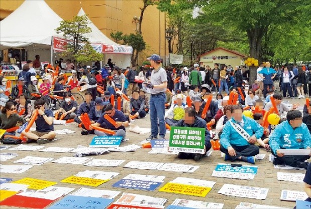 < “지하철 9호선 연장해달라” > ‘강동구 지하철 9호선 고덕상업업무복합단지 연장유치위원회’를 비롯한 서울 강동구 주민 1500여 명(주최측 추산)이 1일 지하철 5호선 고덕역 인근에 모여 강동구 지하철 9호선 연장(4단계) 예비타당성 조사와 강일동 확정고시 발표를 정부에 촉구하고 있다. 유치위 제공 