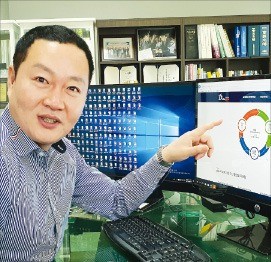 임선묵 데이터젠 대표가 대전 KAIST 문지캠퍼스 내 사무실에서 ‘다프-체인’을 설명하고 있다.  /임호범 기자 