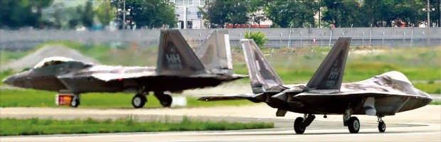 한반도로 날아온 F-22 랩터 