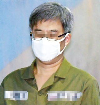 네이버 뉴스 댓글 여론 조작 혐의를 받고 있는 김동원 씨(필명 드루킹)가 2일 서울중앙지법에서 열린 첫 공판에 출석하고 있다.  /허문찬 기자 sweat@hankyung.com 
