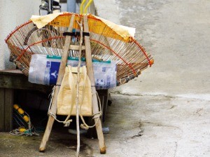 섬에서는 아직 지게가 유용하게 쓰인다 