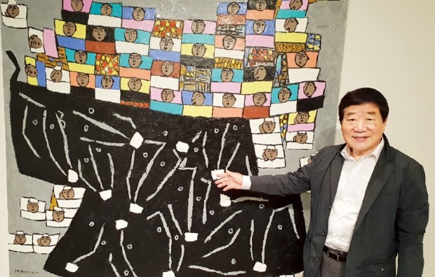 황영성 화백이 서울 사간동 현대화랑에서 2015년 작 ‘소시장 이야기’를 설명하고 있다. 