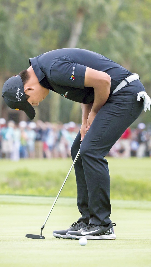 한국 골프 기대주 김시우(23)가 지난달 15일 미국 사우스캐롤라이나주 하버타운 골프링크스(파71·7081야드)에서 열린 미국프로골프(PGA) 투어 RBC헤리티지대회 마지막 날 4라운드 18번 홀에서 짧은 버디 퍼팅을 놓친 뒤 아쉬워하고 있다. /연합뉴스 