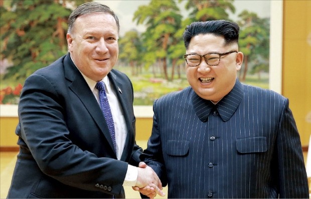 조선중앙통신은 10일 김정은 북한 국무위원장(오른쪽)과 마이크 폼페이오 미국 국무장관이 평양에서 만났다고 보도했다.  /연합뉴스 