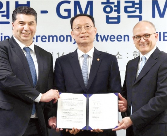 카허 카젬 한국GM 사장(왼쪽부터)과 백운규 산업통상자원부 장관, 배리 엥글 제너럴모터스(GM) 해외사업부문 사장이 10일 서울 한국자동차산업협동조합에서 ‘산업부-GM 간 자동차산업 발전을 위한 양해각서(MOU)’를 체결했다.  /신경훈 기자 khshin@hankyung.com