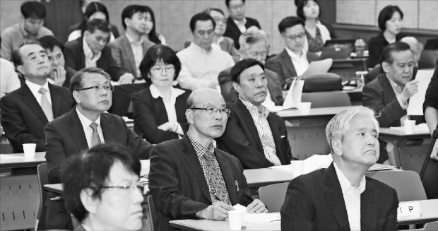 한국경제학회와 한국금융학회가 10일 서울 명동 은행회관에서 공동 주최한 ‘문재인 정부 출범 1년, 한국 경제의 회고와 전망’ 심포지엄에서 참석자들이 김동연 부총리 겸 기획재정부 장관의 기조강연을 듣고 있다.  /강은구 기자 egkang@hankyung.com