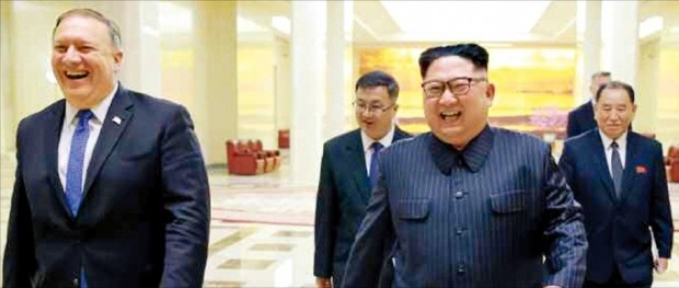 마이크 폼페이오 미국 국무장관(왼쪽)과 김정은 북한 국무위원장이 지난 9일 평양 노동당 중앙위원회 청사에서 웃으며 걷고 있다. 조선중앙통신연합뉴스