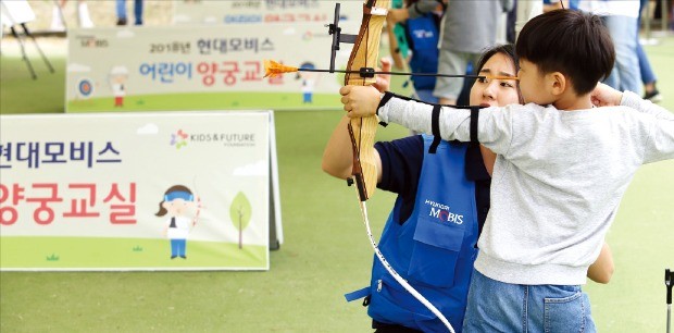 정선옥 전 울산남구청 양궁팀 선수가 ‘드림무브 어린이 양궁교실’에 참가한 어린이를 지도하고 있다. /현대모비스 제공 