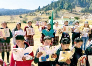 멕시코 어린이들이 ‘글로벌 왕나비 보호 프로젝트’ 활동을 통해 작성한 관찰보고서를 들어보이고 있다. 이 프로젝트엔 세계적으로 6만여 명의 학생이 참여했다. 저니노스 제공