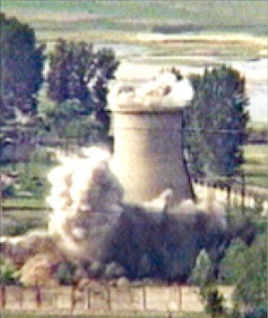 북한 외무성이 오는 23~25일 함경북도 길주군에 있는 풍계리 핵실험장을 공개적으로 폐쇄하겠다고 밝히면서 과거 북한의 핵동결 절차에도 관심이 집중되고 있다. 사진은 2008년 6월27일 영변 원자로의 냉각탑을 폭파하는 장면. 한경DB