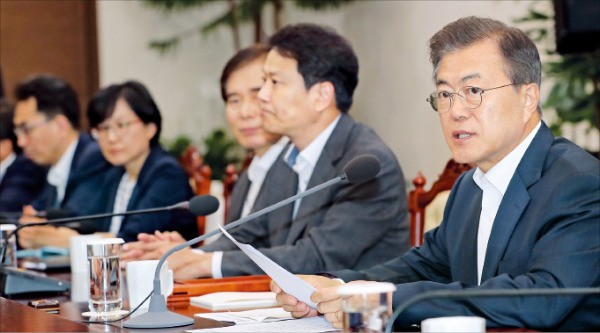 문재인 대통령이 14일 청와대에서 열린 대통령 주재 수석보좌관 회의에서 발언하고 있다.  /허문찬 기자 sweat@hankyung.com