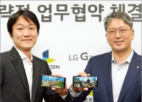 업무협약을 체결한 이정헌 넥슨 대표(왼쪽)와 이상규 LG전자 부사장. LG전자 제공
