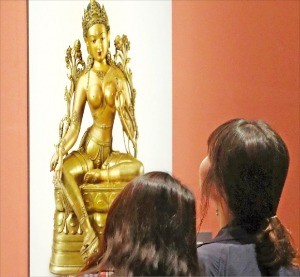 15일 서울 용산 국립중앙박물관을 찾은 관람객들이 ‘칸의 제국 몽골’ 특별전에 전시된 불교 관련 작품을 감상하고 있다. 연합뉴스