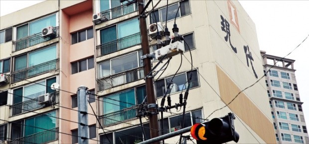 < 재건축 ‘빨간불’ > 조합 예상의 약 16배에 달하는 재건축 초과이익환수제 부담금 추정치를 통보받은 서울 서초구 반포현대아파트.  /연합뉴스 