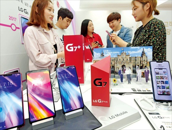 < “LG G7 씽큐 체험해 보세요” > LG전자의 ‘G7 씽큐(ThinQ)’ 출시를 하루 앞둔 17일 LG유플러스 서울 강남직영점에서 소비자들이 스마트폰을 체험하고 있다. 김영우 기자 youngwoo@hankyung.com