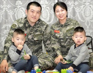 연평도에서 함께 근무하는 김곤 상사(뒷줄 왼쪽)·이혜정 하사 부부와 이들의 쌍둥이 아들. 