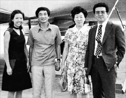 1982년 LG전자의 미국 헌츠빌 공장 준공식에 참석한 구본무 회장(왼쪽 두 번째)과 부친인 구자경 명예회장(네 번째). 