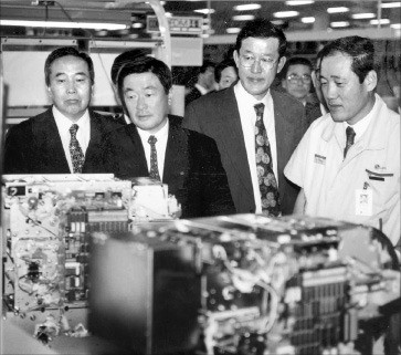 1995년 10월 LG전자 평택공장을 찾은 구본무 회장(왼쪽 두 번째)과 허창수 GS그룹 회장(세 번째).
 