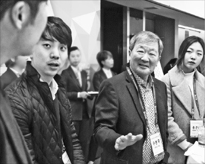 2016년 12월 서울 코엑스 인터컨티넨탈호텔에서 열린 LG테크노콘퍼런스에서 대학원생들과 대화하는 구본무 회장. 