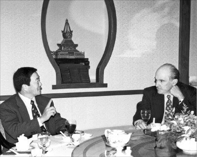 1996년 10월 잭 웰치 당시 제너럴일렉트릭(GE) 회장을 만나 대화하고 있는 구본무 회장(왼쪽). 