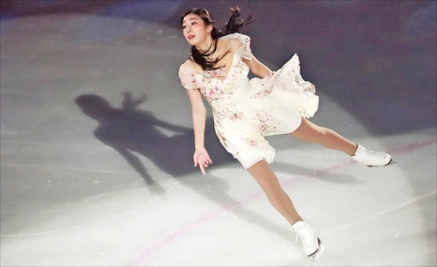 김연아가 20일 서울 목동아이스링크에서 열린 ‘올 댓 스케이트 2018’ 공연에서 환상적인 연기를 펼치고 있다.  /연합뉴스 