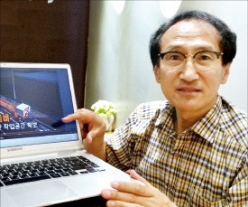 박인송 스마트에어챔버 부사장이 ‘이동식 방호울타리 작업보호 안전차’의 원리를 설명하고 있다. 