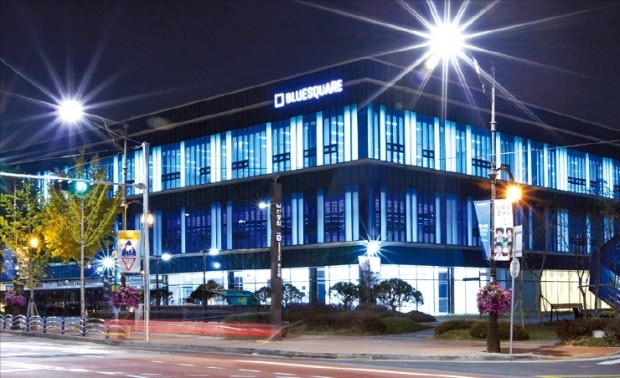 서울 한남동에 있는 국내 최대 규모 뮤지컬 전용극장 블루스퀘어. 