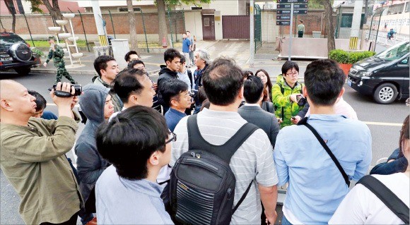 국내외 취재진이 21일 중국 베이징 북한대사관 앞에서 입북 비자 발급과 관련한 설명을 듣고 있다. 풍계리공동취재단