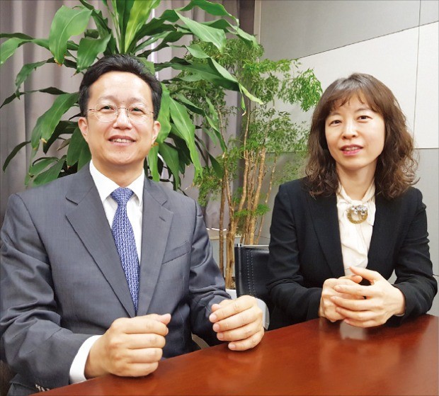 법무법인 의성의 이동필 대표변호사(왼쪽)와 김연희 대표변호사. 