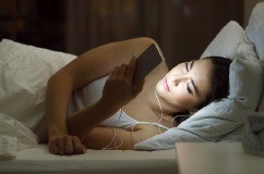 [건강한 인생] 스마트폰 청색광 장시간 노출땐 황반변성 위험