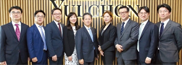 법무법인 바카라 온라인 ICT팀의 박정관 전문위원(왼쪽부터), 김준상 고문, 이승민 변호사, 김선희 변호사, 이재욱 미국 변호사, 김희연 변호사, 손도일 변호사, 한승혁 변호사, 박준일 전문위원.  /바카라 온라인 제공
 