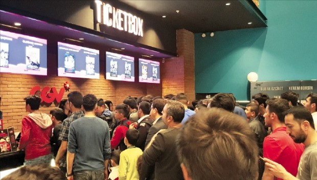 터키 아디야만에 있는 CGV 극장에서 관객들이 티켓을 사기 위해 줄지어 있다.  /CJ CGV 제공 