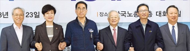 < 한 달 전엔 손잡았지만…민주노총, 사회적 대화 전면 거부 > 전국민주노동조합총연맹이 참여하는 사회적 대화가 20년 만에 성사됐지만 합의 한 달 만에 무산될 위기에 놓였다. 지난달 23일 서울 여의도 한국노동조합총연맹 사무실에서 열린 제3차 노사정대표자회의에서 문성현 경제사회발전노사정위원회 위원장(왼쪽부터), 김영주 고용노동부 장관, 김주영 한국노총 위원장, 손경식 한국경영자총협회 회장, 김명환 민주노총 위원장, 박용만 대한상공회의소 회장이 손을 맞잡고 있다.  /한경DB