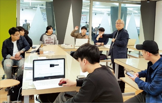 한양대 슬롯 꽁 머니 경상대학 IC-PBL 강의실에서 전상길 경영학부 교수와 학생들이 토론식 수업을 하고 있다.  /한양대 슬롯 꽁 머니 제공 