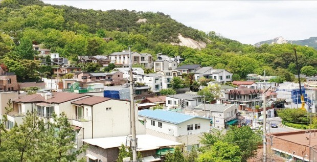 서울 종로구 부암동 일대 주택가. 인왕산 자락 새로 짓는 단독주택 공사가 한창이다. 민경진 기자