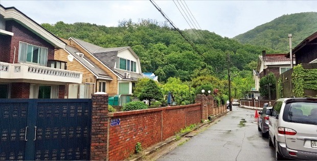 신분당선 청계산입구역과 가까워 도심 접근성이 좋은 서울 서초구 신원동 청룡마을. 김형규 기자