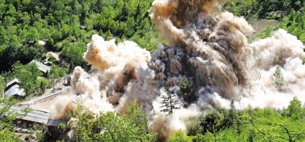 < 핵실험장 폭파 > 북한은 지난 24일 함경북도 길주군 풍계리 핵실험장 폐기를 위한 폭파 작업을 했다. 풍계리 핵실험 관리 지휘소 시설을 폭파하는 순간, 목조 건물들이 산산이 부서지고 있다. 사진공동취재단