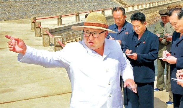 김정은 북한 국무위원장이 강원도 지역에 새로 완공된 고암~답촌 간 철로를 시찰했다고 조선중앙통신이 25일 보도했다. 이번 시찰은 미·북 회담 취소 발표 직전인 24일 이뤄진 것으로 추정된다. 연합뉴스