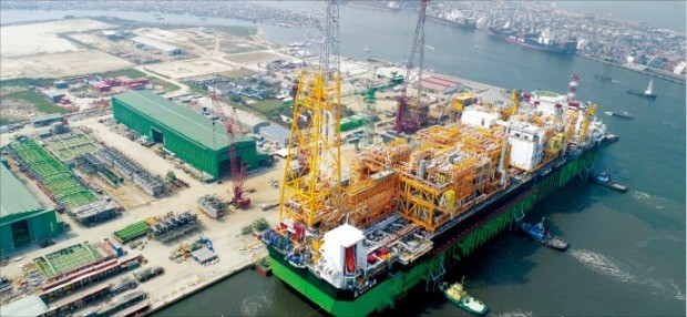 삼성중공업이 건조 중인 세계 최대 FPSO(부유식 원유 생산·저장·하역설비)인 ‘에지나’가 지난 1월 상부 플랜트 모듈 공사를 위해 나이지리아 라고스 조선소에 입항하고 있다.  /삼성중공업 제공 