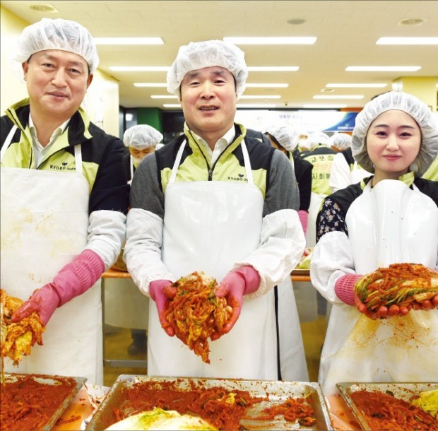 김해준 교보증권 사장(가운데)이 직원들과 함께 ‘드림이 정기 봉사활동’에 참여해 김장 김치를 담그고 있다.
 